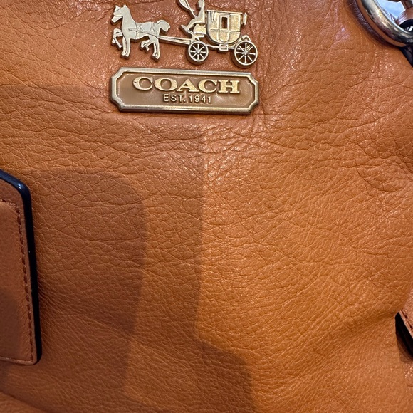 Original Coach bag. Used en perfect condition.mustard color, very attractive. - Picture 8 of 9